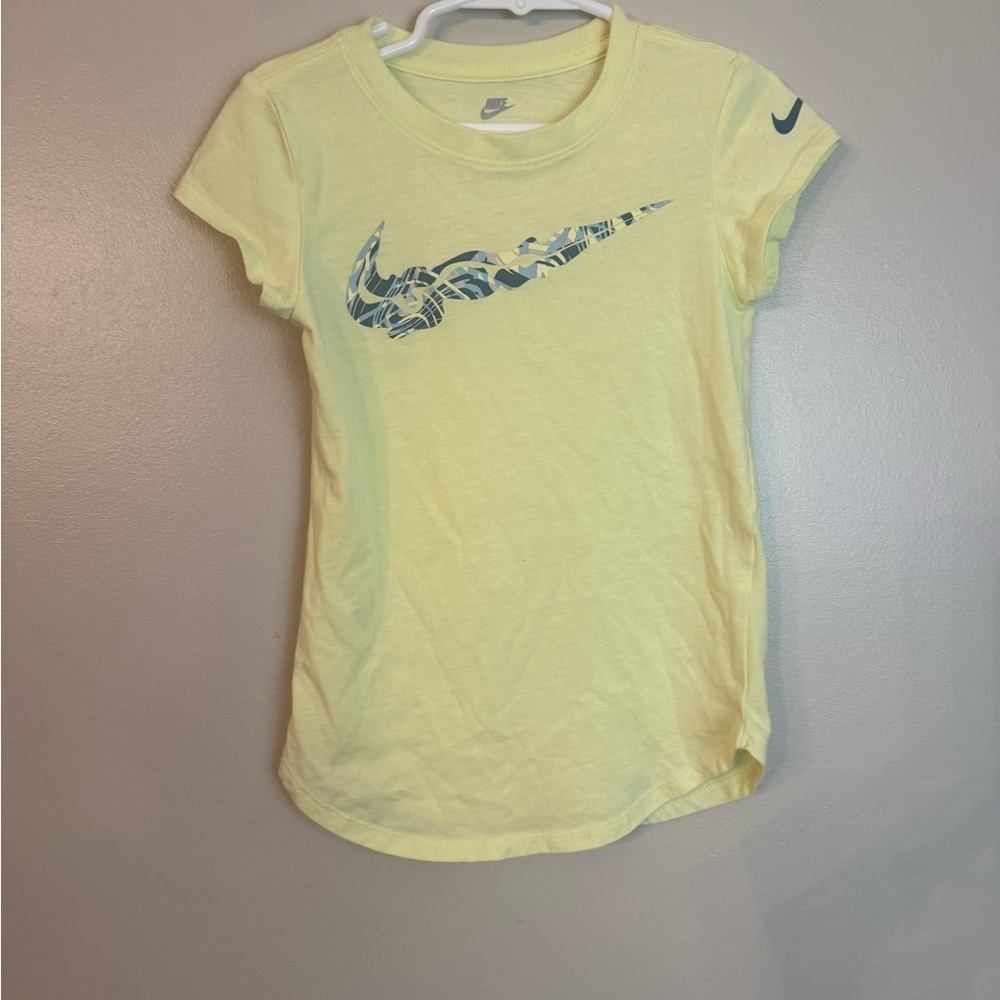 Girls Nike Light Yellow Tee with Patterned Swoosh Size Small (5-6)
